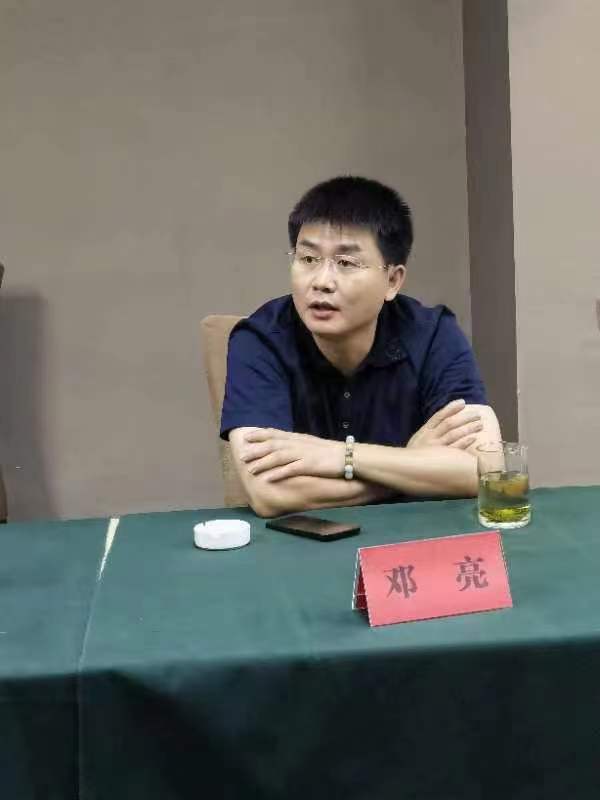 邓亮